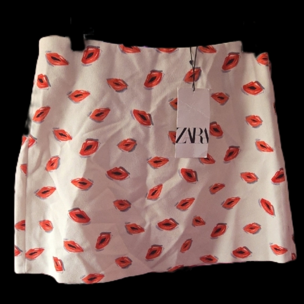 #25 - Zara Cream Mini Skirt with Red Lip Pattern New With Tag Size Small